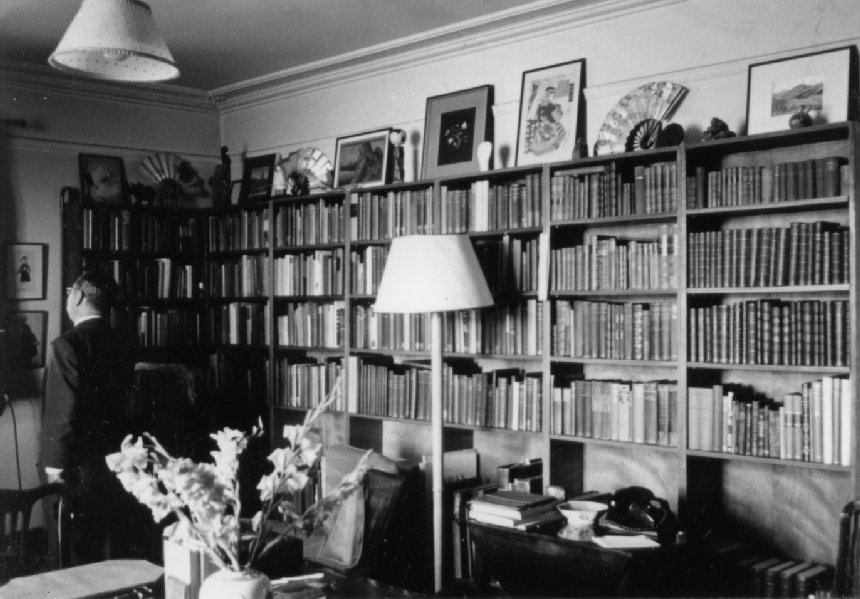 バートランド・ラッセル（Bertrand Russell）のプラス・ペンリンの自宅の書斎（拡大写真）